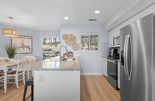 Kimberling City Condo | Upgraded Condo-Lake Access-Cmty Outdoor Pool, Mini Golf & More-Free Attraction Tickets