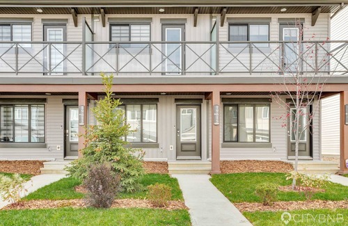 West Edmonton House | Uplands. New townhouse. Sleeps 5. A/C