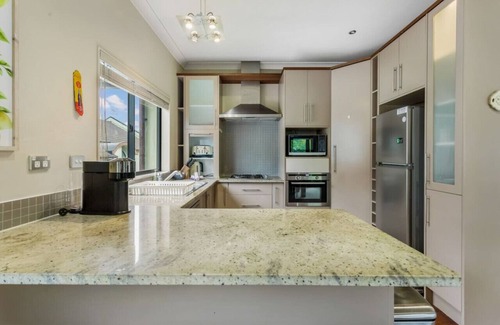 Greenlane - Ellerslie Apartment | Upper Floor 2BR Unit near Eastern Auckland Beaches