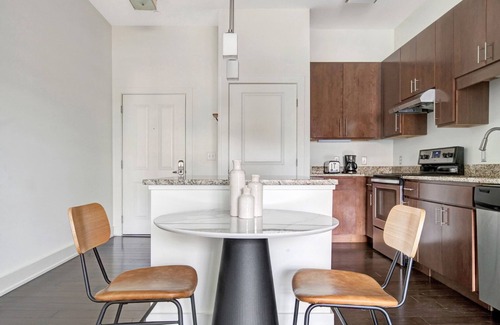 Cambridge Apartment | Upscale 1B w/W/D. Lots of amentities; Gym, Theatre, Pool. by Blueground