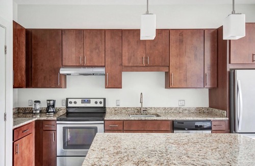 Cambridge Apartment | Upscale 1B w/W/D. Lots of amentities; Gym, Theatre, Pool. by Blueground