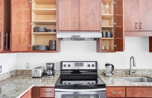 Cambridge Apartment | Upscale 1B w/W/D. Lots of amentities; Gym, Theatre, Pool. by Blueground