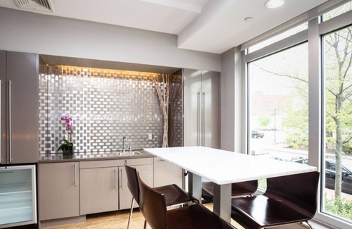 Cambridge Apartment | Upscale 1B w/W/D. Lots of amentities; Gym, Theatre, Pool. by Blueground