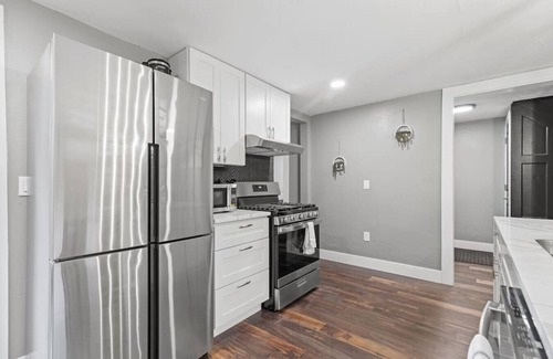 Shadyside Apartment | Upscale 2 Story Apartment w/8 beds| Free Parking