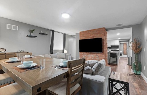 Shadyside Apartment | Upscale 2 Story Apartment w/8 beds| Free Parking