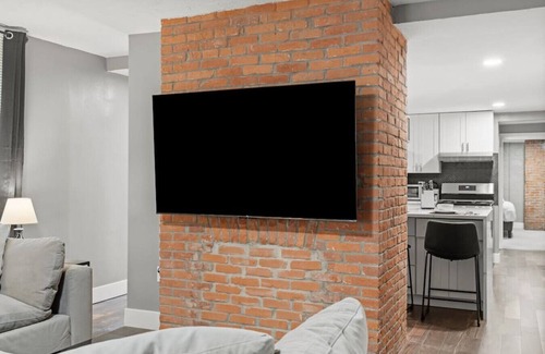 Shadyside Apartment | Upscale 2 Story Apartment w/8 beds| Free Parking