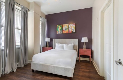 French Quarter Hotel | Upscale 2BR Condo Featuring Skyline Pool