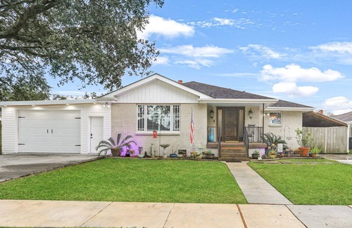 Chalmette House | Upscale Cottage - 10 Mins to French Qtr - Pool Table - OffStreet Parking Pets ok