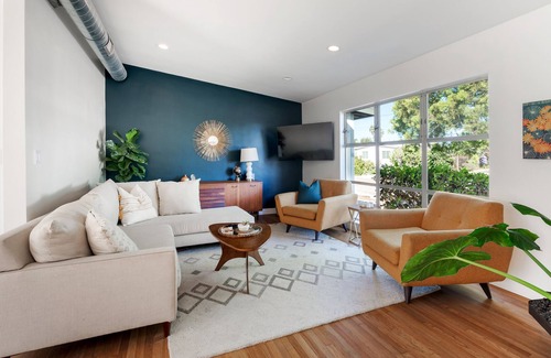 Serra Mesa House | Upscale Mid Century Modern Canyon Home