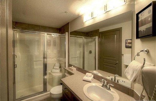 South Pandosy Resort | Upscale Resort Stay! Private+Peaceful on Creekside!