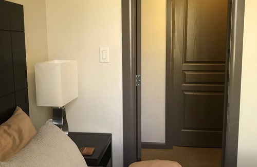 South Pandosy Resort | Upscale Resort Stay! Private+Peaceful on Creekside!