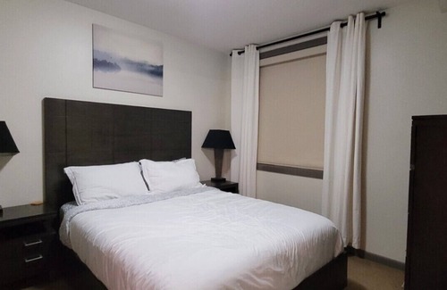 South Pandosy Resort | Upscale Resort Stay! Private+Peaceful on Creekside!