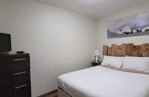 South Pandosy Resort | Upscale Resort Stay! Private+Peaceful on Creekside!