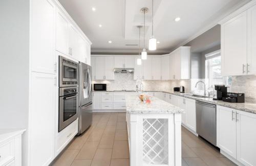 Kerrisdale Villa | Upscale Villa in quiet street with grand family living space and luxury bedrooms