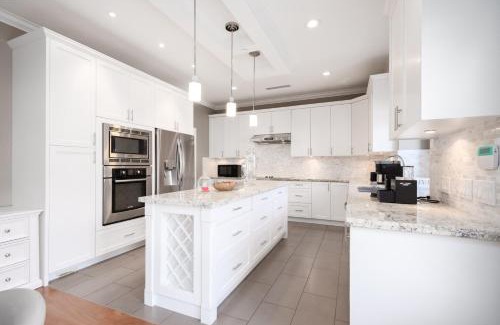 Kerrisdale Villa | Upscale Villa in quiet street with grand family living space and luxury bedrooms