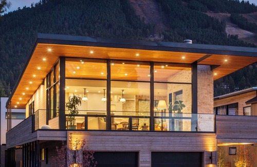 Jackson House | Upside Down East Jackson Brand New w/Chef's Kitchen & Hot Tub on Rooftop Deck