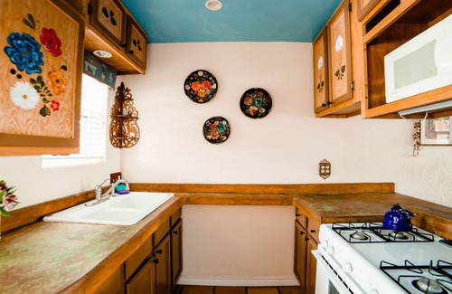 Port Isabel Apartment | Upstairs 2BR with Balcony Hammock – Historic Alta Vista Near South Padre