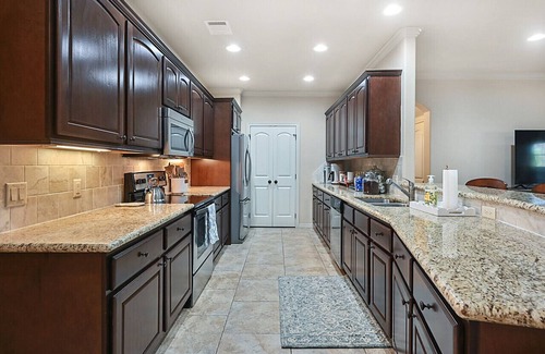 College Station Villa | Uptown Aggie– 4BR Near Kyle Field