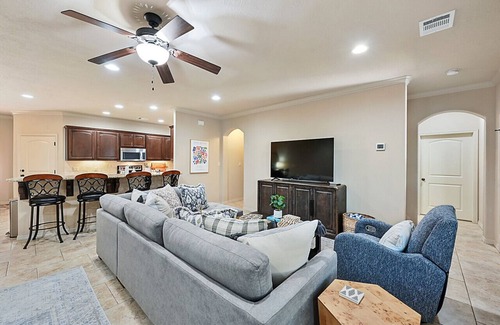College Station Villa | Uptown Aggie– 4BR Near Kyle Field