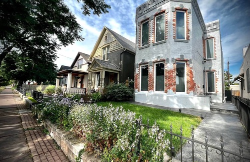 Lincoln Park House | UPTOWN CASTLE - CITY VIEWS - THEATER & CONVENTION DISTRICT!