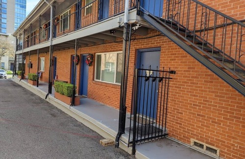 Knox - Henderson Apartment | Uptown Dallas - Large 1 bd #7, WiFi, Parking, Near Restaurants & Shops, & Safe