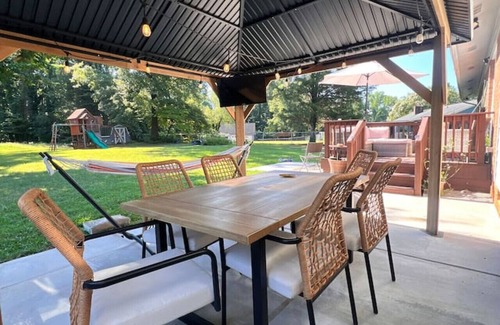 Sunset Road House | Uptown in Mins. Spacious outdoor + Game Deck