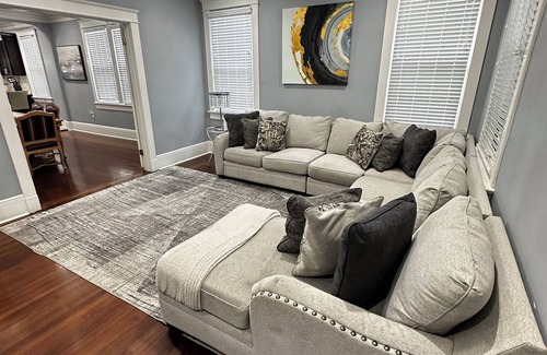 Broadmoor House | Uptown Nola Minutes away from everything. Sleeps 10 private driveway