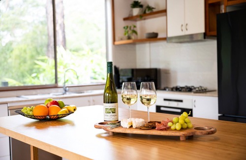 Bomaderry House | Uralla House - Urban Bush Retreat, centrally located with 2 Master Bedrooms