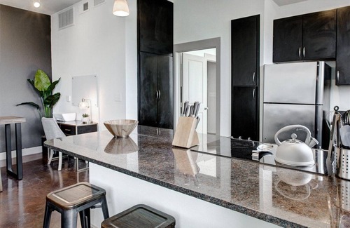 Deep Ellum Apartment | Urban 1 Bedroom - King Bed - Gym - WiFi