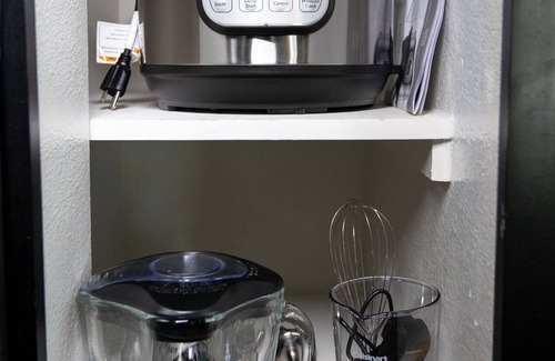 Deep Ellum Apartment | Urban 1 Bedroom - King Bed - Gym - WiFi