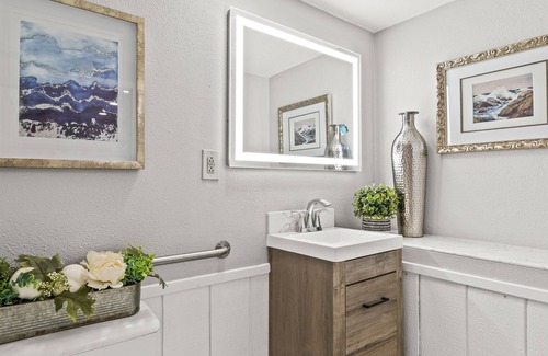 Midtown Sacramento Apartment | Urban Chic Cellar in Midtown Sac with Parking