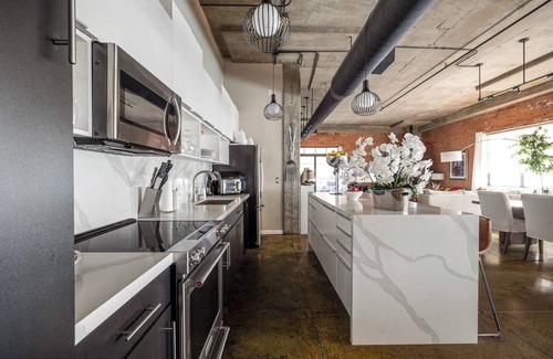 Hillcrest Apartment | Urban Chic Manhattan Style Loft w/Terrace