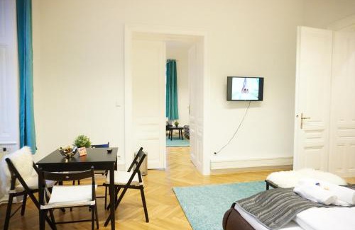 Wahring Apartment | Urban City Apartment - Contactless Check-In