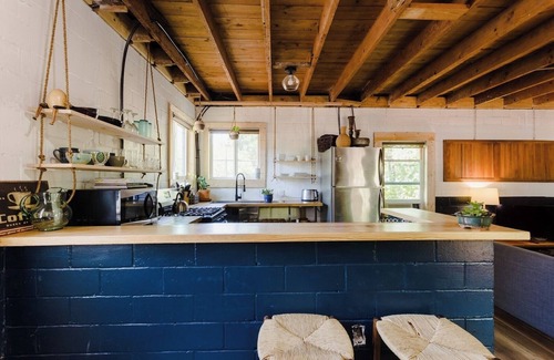 Govalle House | Urban Cottage. Walkable. Sweet Spring Stay