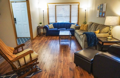 Minneapolis House | Urban Eden - 5 mins from downtown - Cozy, Comfy & Convenient