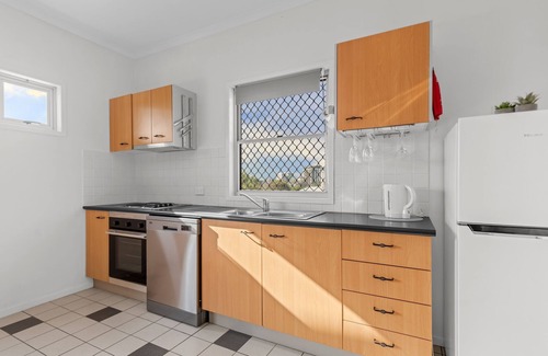 West End Apartment | Urban Getaway! 1Bed/1Bath/1Car/Balcony~15 mins CBD