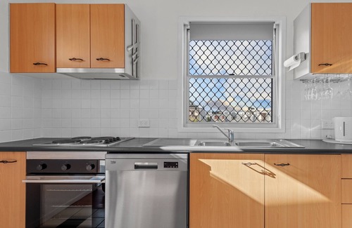 West End Apartment | Urban Getaway! 1Bed/1Bath/1Car/Balcony~15 mins CBD