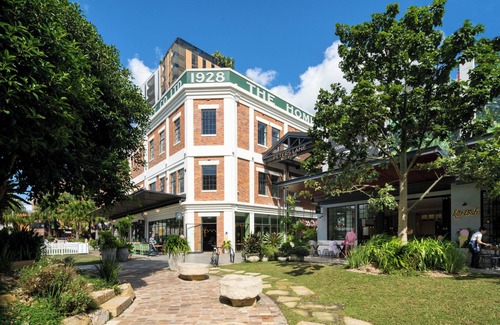 West End Apartment | Urban Getaway! 1Bed/1Bath/1Car/Balcony~15 mins CBD
