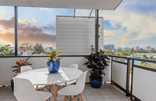 West End Apartment | Urban Getaway! 1Bed/1Bath/1Car/Balcony~15 mins CBD