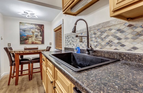 Logan House | 💎Urban Glam Gem💎 Rancher near Gonzaga w/GiG Internet