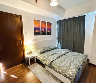 Barangka Ilaya Apartment | Urban Haven: Chic 2BR Retreat in Vibrant Manila