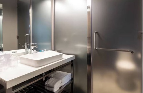 Leuro Hotel | Urban King | Aloft Lima Miraflores | Minutes to Las Sombrillas Beach