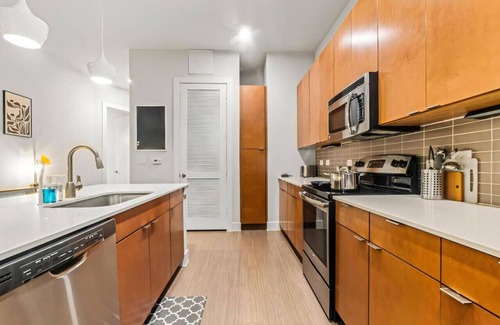 King William Apartment | Urban Oasis: Luxe Apt City & River Views+Pool+Gym!