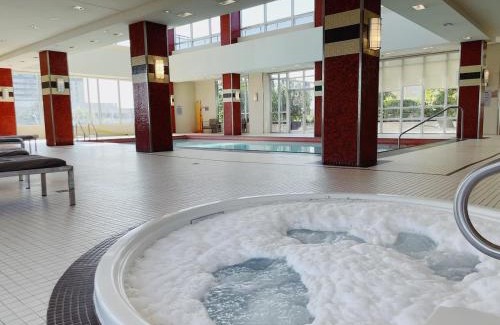 Etobicoke Apartment | Urban Oasis - Modern 1 bedroom w pool access free parking
