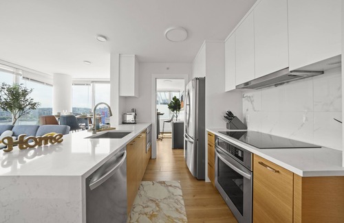 Gastown Apartment | Urban Oasis: Modern 3BR Retreat, Prime Location near Gastown, Vancouver