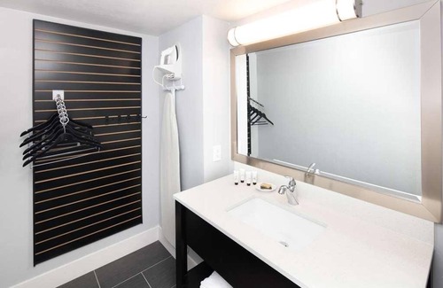 Downtown Tucson Hotel | Urban Retreat in the Heart of Tucson! 2 Family-friendly Units! Outdoor Pool!