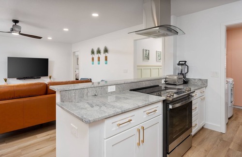 Eagles Nest House | Urban Sophistication, Tropical Vibes, Hot Tub, Close to Beach! Clean!