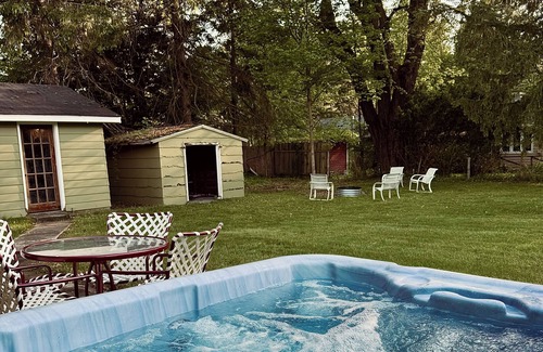 Sawyer Cottage | Chic Dunes Cottage W/HOT TUB near Warren Dunes/Lake MI!