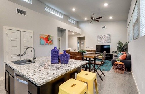 Govalle House | UT Football Fave - Mins to Downtown, Rainey St!