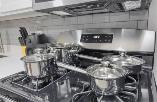 Pemberton Heights Apartment | UT Suite - Sleeps 5 Stay for F1, ACL, Football!